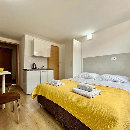 Apartmani Roza プーラ エクステリア 写真