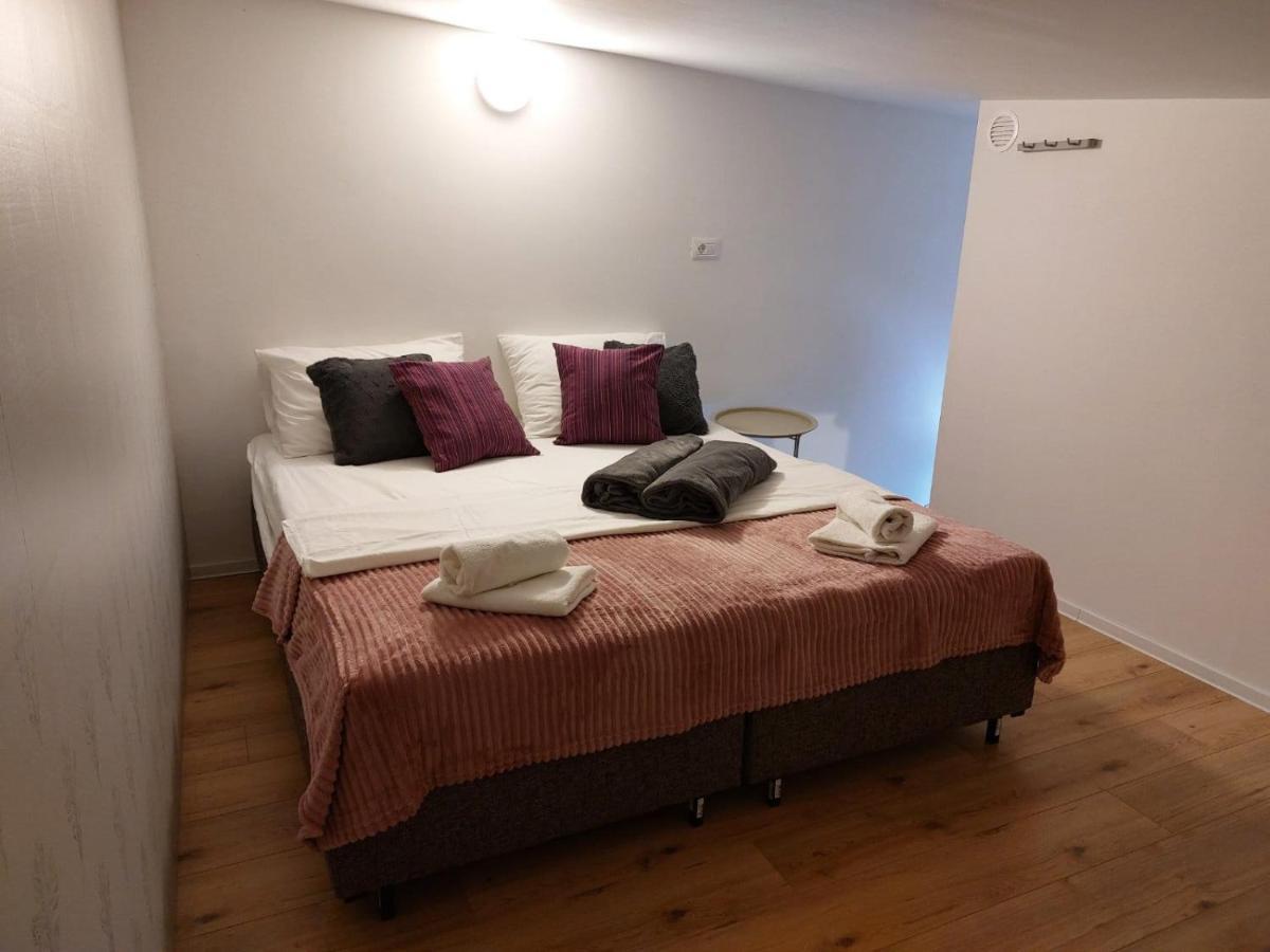 Apartmani Roza プーラ エクステリア 写真