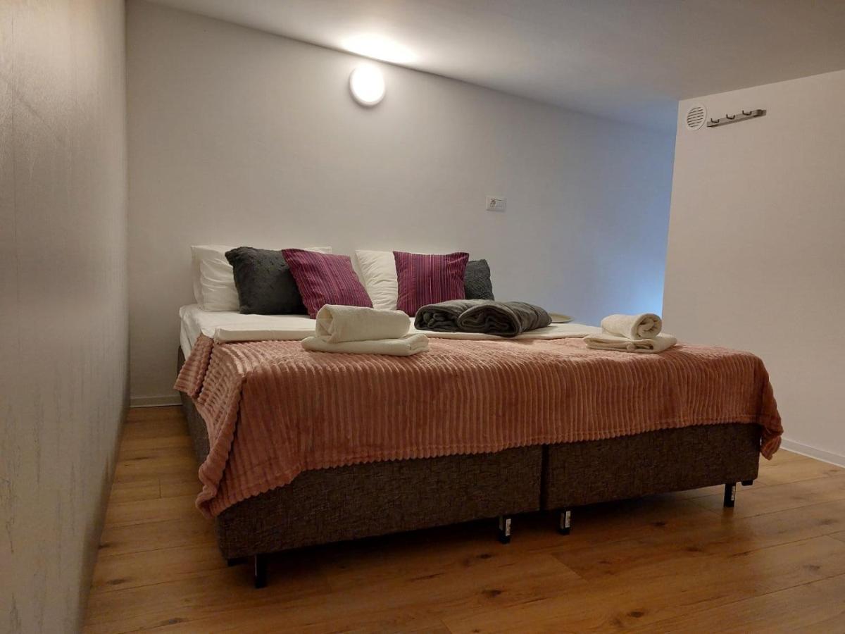 Apartmani Roza プーラ エクステリア 写真