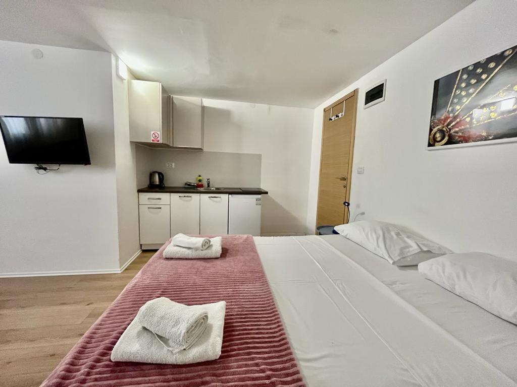 Apartmani Roza プーラ エクステリア 写真