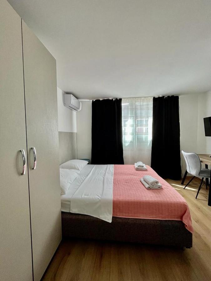 Apartmani Roza プーラ エクステリア 写真